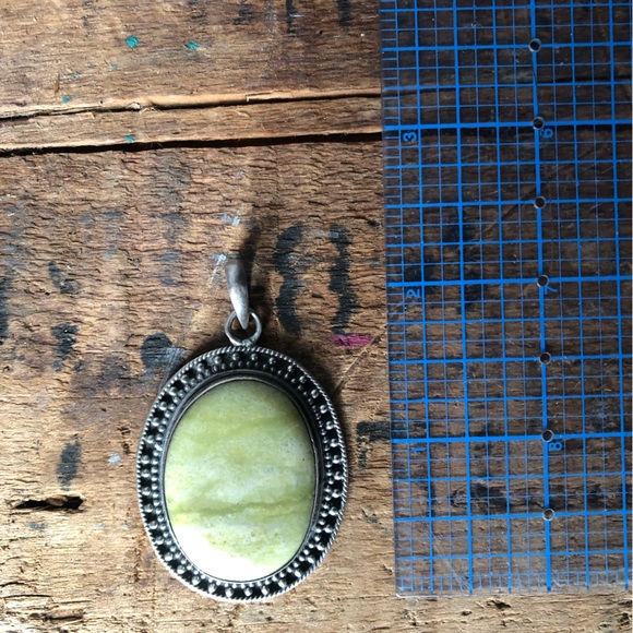 Stunning sterling silver pendant with a semi precious green stone - Picture 2 of 3